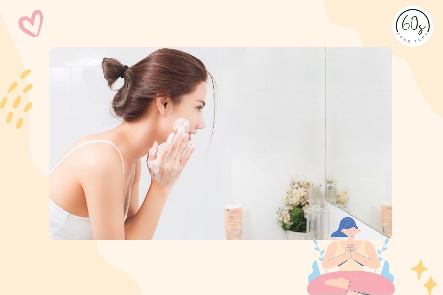 Dùng sữa rửa mặt để làm sạch da trước khi thực hiện các bước skincare ban đêm